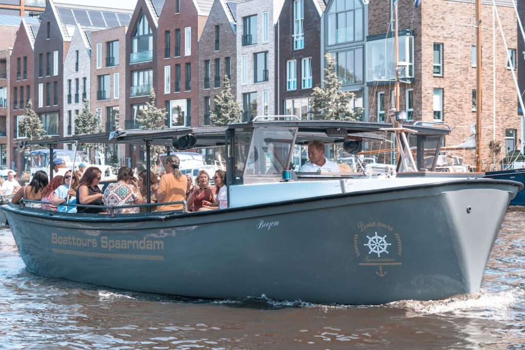 Boezem boat 45 people