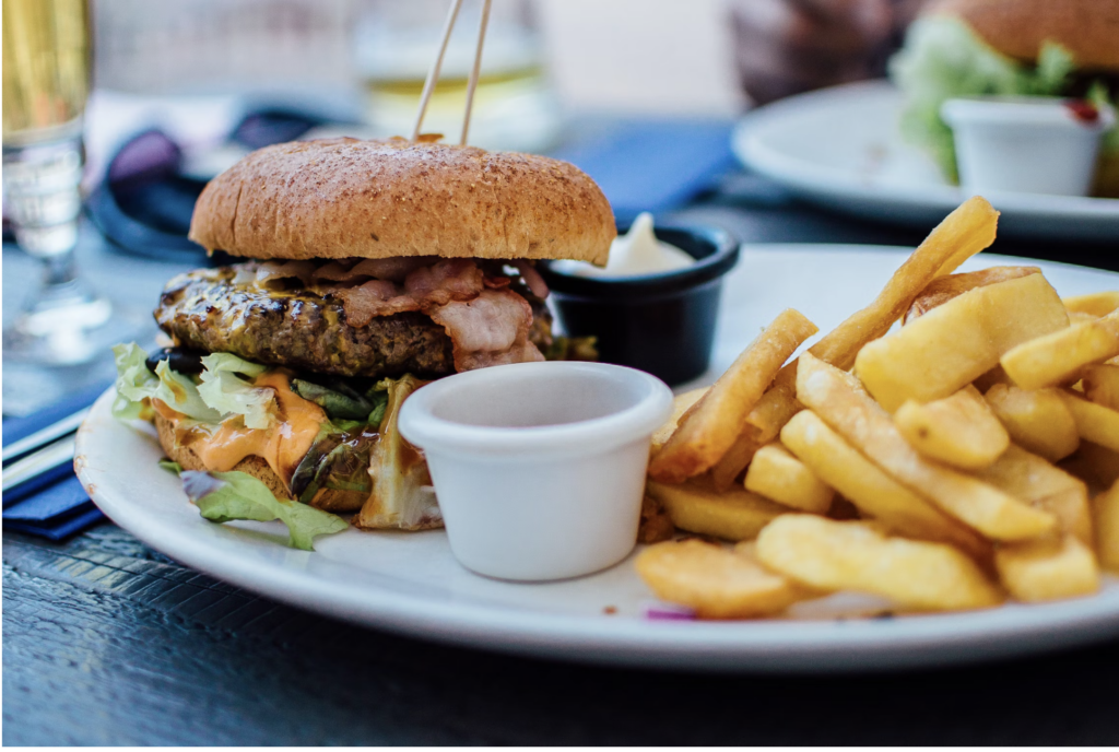 Hamburger mit Pommes